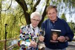 Castricum 7 juni 2021
Boekpresentatie Henny Huisman . Henny krijgt het eerste boek uit handen van Jacques d Ancona