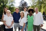 Castricum 7 juni 2021
Boekpresentatie Henny Huisman . Henny krijgt het eerste boek uit handen van Jacques d Ancona. Henny met zijn gezin