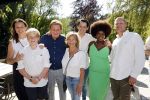 Castricum 7 juni 2021
Boekpresentatie Henny Huisman . Henny krijgt het eerste boek uit handen van Jacques d Ancona. Henny met zijn gezin
