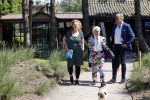 Castricum 7 juni 2021
Boekpresentatie Henny Huisman . Henny krijgt het eerste boek uit handen van Jacques d Ancona