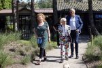 Castricum 7 juni 2021
Boekpresentatie Henny Huisman . Henny krijgt het eerste boek uit handen van Jacques d Ancona