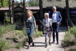 Castricum 7 juni 2021
Boekpresentatie Henny Huisman . Henny krijgt het eerste boek uit handen van Jacques d Ancona