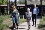 Castricum 7 juni 2021
Boekpresentatie Henny Huisman . Henny krijgt het eerste boek uit handen van Jacques d Ancona