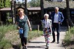 Castricum 7 juni 2021
Boekpresentatie Henny Huisman . Henny krijgt het eerste boek uit handen van Jacques d Ancona