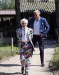 Castricum 7 juni 2021
Boekpresentatie Henny Huisman . Henny krijgt het eerste boek uit handen van Jacques d Ancona