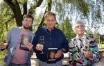 Castricum 7 juni 2021
Boekpresentatie Henny Huisman . Henny krijgt het eerste boek uit handen van Jacques d Ancona