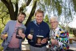 Castricum 7 juni 2021
Boekpresentatie Henny Huisman . Henny krijgt het eerste boek uit handen van Jacques d Ancona