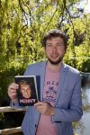 Castricum 7 juni 2021
Boekpresentatie Henny Huisman . Henny krijgt het eerste boek uit handen van Jacques d Ancona. Kevin Kraan de schrijver van het boek