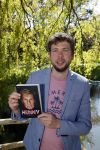 Castricum 7 juni 2021
Boekpresentatie Henny Huisman . Henny krijgt het eerste boek uit handen van Jacques d Ancona. Kevin Kraan de schrijver van het boek