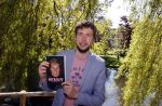 Castricum 7 juni 2021
Boekpresentatie Henny Huisman . Henny krijgt het eerste boek uit handen van Jacques d Ancona. Kevin Kraan de schrijver van het boek