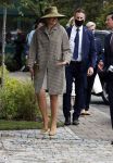 Weesp 26 mei 2021
Koningin Maxima bezoekt de firma Smit&zoon die dit jaar 200 jaar bestaan. Maxima draagt mondkapje en een nieuwe armband die ze van haar man Koning Willem Alexander heeft gehad voor haar 50e verjaardag.