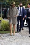 Weesp 26 mei 2021
Koningin Maxima bezoekt de firma Smit&zoon die dit jaar 200 jaar bestaan. Maxima draagt mondkapje en een nieuwe armband die ze van haar man Koning Willem Alexander heeft gehad voor haar 50e verjaardag.