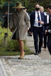 Weesp 26 mei 2021
Koningin Maxima bezoekt de firma Smit&zoon die dit jaar 200 jaar bestaan. Maxima draagt mondkapje en een nieuwe armband die ze van haar man Koning Willem Alexander heeft gehad voor haar 50e verjaardag.