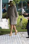 Weesp 26 mei 2021
Koningin Maxima bezoekt de firma Smit&zoon die dit jaar 200 jaar bestaan. Maxima draagt mondkapje en een nieuwe armband die ze van haar man Koning Willem Alexander heeft gehad voor haar 50e verjaardag.