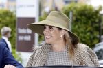 Weesp 26 mei 2021
Koningin Maxima bezoekt de firma Smit&zoon die dit jaar 200 jaar bestaan. Maxima draagt mondkapje en een nieuwe armband die ze van haar man Koning Willem Alexander heeft gehad voor haar 50e verjaardag.