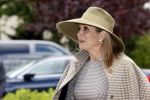 Weesp 26 mei 2021
Koningin Maxima bezoekt de firma Smit&zoon die dit jaar 200 jaar bestaan. Maxima draagt mondkapje en een nieuwe armband die ze van haar man Koning Willem Alexander heeft gehad voor haar 50e verjaardag.