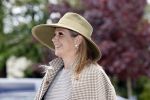 Weesp 26 mei 2021
Koningin Maxima bezoekt de firma Smit&zoon die dit jaar 200 jaar bestaan. Maxima draagt mondkapje en een nieuwe armband die ze van haar man Koning Willem Alexander heeft gehad voor haar 50e verjaardag.