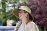 Weesp 26 mei 2021
Koningin Maxima bezoekt de firma Smit&zoon die dit jaar 200 jaar bestaan. Maxima draagt mondkapje en een nieuwe armband die ze van haar man Koning Willem Alexander heeft gehad voor haar 50e verjaardag.
