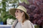 Weesp 26 mei 2021
Koningin Maxima bezoekt de firma Smit&zoon die dit jaar 200 jaar bestaan. Maxima draagt mondkapje en een nieuwe armband die ze van haar man Koning Willem Alexander heeft gehad voor haar 50e verjaardag.