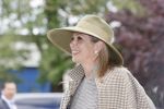 Weesp 26 mei 2021
Koningin Maxima bezoekt de firma Smit&zoon die dit jaar 200 jaar bestaan. Maxima draagt mondkapje en een nieuwe armband die ze van haar man Koning Willem Alexander heeft gehad voor haar 50e verjaardag.