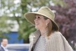 Weesp 26 mei 2021
Koningin Maxima bezoekt de firma Smit&zoon die dit jaar 200 jaar bestaan. Maxima draagt mondkapje en een nieuwe armband die ze van haar man Koning Willem Alexander heeft gehad voor haar 50e verjaardag.