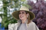 Weesp 26 mei 2021
Koningin Maxima bezoekt de firma Smit&zoon die dit jaar 200 jaar bestaan. Maxima draagt mondkapje en een nieuwe armband die ze van haar man Koning Willem Alexander heeft gehad voor haar 50e verjaardag.