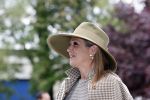 Weesp 26 mei 2021
Koningin Maxima bezoekt de firma Smit&zoon die dit jaar 200 jaar bestaan. Maxima draagt mondkapje en een nieuwe armband die ze van haar man Koning Willem Alexander heeft gehad voor haar 50e verjaardag.