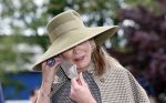 Weesp 26 mei 2021
Koningin Maxima bezoekt de firma Smit&zoon die dit jaar 200 jaar bestaan. Maxima draagt mondkapje en een nieuwe armband die ze van haar man Koning Willem Alexander heeft gehad voor haar 50e verjaardag.