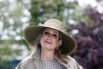 Weesp 26 mei 2021
Koningin Maxima bezoekt de firma Smit&zoon die dit jaar 200 jaar bestaan. Maxima draagt mondkapje en een nieuwe armband die ze van haar man Koning Willem Alexander heeft gehad voor haar 50e verjaardag.