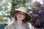 Weesp 26 mei 2021
Koningin Maxima bezoekt de firma Smit&zoon die dit jaar 200 jaar bestaan. Maxima draagt mondkapje en een nieuwe armband die ze van haar man Koning Willem Alexander heeft gehad voor haar 50e verjaardag.
