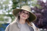 Weesp 26 mei 2021
Koningin Maxima bezoekt de firma Smit&zoon die dit jaar 200 jaar bestaan. Maxima draagt mondkapje en een nieuwe armband die ze van haar man Koning Willem Alexander heeft gehad voor haar 50e verjaardag.