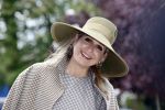 Weesp 26 mei 2021
Koningin Maxima bezoekt de firma Smit&zoon die dit jaar 200 jaar bestaan. Maxima draagt mondkapje en een nieuwe armband die ze van haar man Koning Willem Alexander heeft gehad voor haar 50e verjaardag.