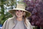 Weesp 26 mei 2021
Koningin Maxima bezoekt de firma Smit&zoon die dit jaar 200 jaar bestaan. Maxima draagt mondkapje en een nieuwe armband die ze van haar man Koning Willem Alexander heeft gehad voor haar 50e verjaardag.
