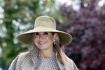 Weesp 26 mei 2021
Koningin Maxima bezoekt de firma Smit&zoon die dit jaar 200 jaar bestaan. Maxima draagt mondkapje en een nieuwe armband die ze van haar man Koning Willem Alexander heeft gehad voor haar 50e verjaardag.