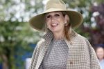 Weesp 26 mei 2021
Koningin Maxima bezoekt de firma Smit&zoon die dit jaar 200 jaar bestaan. Maxima draagt mondkapje en een nieuwe armband die ze van haar man Koning Willem Alexander heeft gehad voor haar 50e verjaardag.