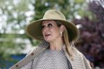 Weesp 26 mei 2021
Koningin Maxima bezoekt de firma Smit&zoon die dit jaar 200 jaar bestaan. Maxima draagt mondkapje en een nieuwe armband die ze van haar man Koning Willem Alexander heeft gehad voor haar 50e verjaardag.