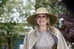 Weesp 26 mei 2021
Koningin Maxima bezoekt de firma Smit&zoon die dit jaar 200 jaar bestaan. Maxima draagt mondkapje en een nieuwe armband die ze van haar man Koning Willem Alexander heeft gehad voor haar 50e verjaardag.