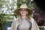 Weesp 26 mei 2021
Koningin Maxima bezoekt de firma Smit&zoon die dit jaar 200 jaar bestaan. Maxima draagt mondkapje en een nieuwe armband die ze van haar man Koning Willem Alexander heeft gehad voor haar 50e verjaardag.