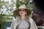 Weesp 26 mei 2021
Koningin Maxima bezoekt de firma Smit&zoon die dit jaar 200 jaar bestaan. Maxima draagt mondkapje en een nieuwe armband die ze van haar man Koning Willem Alexander heeft gehad voor haar 50e verjaardag.
