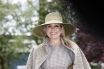 Weesp 26 mei 2021
Koningin Maxima bezoekt de firma Smit&zoon die dit jaar 200 jaar bestaan. Maxima draagt mondkapje en een nieuwe armband die ze van haar man Koning Willem Alexander heeft gehad voor haar 50e verjaardag.
