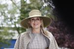 Weesp 26 mei 2021
Koningin Maxima bezoekt de firma Smit&zoon die dit jaar 200 jaar bestaan. Maxima draagt mondkapje en een nieuwe armband die ze van haar man Koning Willem Alexander heeft gehad voor haar 50e verjaardag.