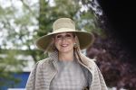 Weesp 26 mei 2021
Koningin Maxima bezoekt de firma Smit&zoon die dit jaar 200 jaar bestaan. Maxima draagt mondkapje en een nieuwe armband die ze van haar man Koning Willem Alexander heeft gehad voor haar 50e verjaardag.