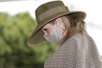 Weesp 26 mei 2021
Koningin Maxima bezoekt de firma Smit&zoon die dit jaar 200 jaar bestaan. Maxima draagt mondkapje en een nieuwe armband die ze van haar man Koning Willem Alexander heeft gehad voor haar 50e verjaardag.