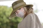 Weesp 26 mei 2021
Koningin Maxima bezoekt de firma Smit&zoon die dit jaar 200 jaar bestaan. Maxima draagt mondkapje en een nieuwe armband die ze van haar man Koning Willem Alexander heeft gehad voor haar 50e verjaardag.