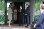 Weesp 26 mei 2021
Koningin Maxima bezoekt de firma Smit&zoon die dit jaar 200 jaar bestaan. Maxima draagt mondkapje en een nieuwe armband die ze van haar man Koning Willem Alexander heeft gehad voor haar 50e verjaardag.