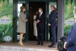 Weesp 26 mei 2021
Koningin Maxima bezoekt de firma Smit&zoon die dit jaar 200 jaar bestaan. Maxima draagt mondkapje en een nieuwe armband die ze van haar man Koning Willem Alexander heeft gehad voor haar 50e verjaardag.