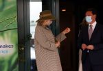 Weesp 26 mei 2021
Koningin Maxima bezoekt de firma Smit&zoon die dit jaar 200 jaar bestaan. Maxima draagt mondkapje en een nieuwe armband die ze van haar man Koning Willem Alexander heeft gehad voor haar 50e verjaardag.