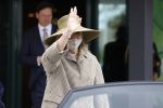 Weesp 26 mei 2021
Koningin Maxima bezoekt de firma Smit&zoon die dit jaar 200 jaar bestaan. Maxima draagt mondkapje en een nieuwe armband die ze van haar man Koning Willem Alexander heeft gehad voor haar 50e verjaardag.