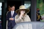 Weesp 26 mei 2021
Koningin Maxima bezoekt de firma Smit&zoon die dit jaar 200 jaar bestaan. Maxima draagt mondkapje en een nieuwe armband die ze van haar man Koning Willem Alexander heeft gehad voor haar 50e verjaardag.