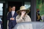Weesp 26 mei 2021
Koningin Maxima bezoekt de firma Smit&zoon die dit jaar 200 jaar bestaan. Maxima draagt mondkapje en een nieuwe armband die ze van haar man Koning Willem Alexander heeft gehad voor haar 50e verjaardag.